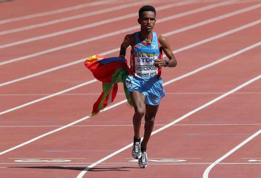 La prima medaglia  andata all&#39;Eritrea: oro nella maratona a Ghirmay Ghebreslassie in 2h12&#39;28&#39;&#39;, sul podio anche l&#39;etiope Yemane Tsegay in 2h13&#39;08&#39;&#39; e l&#39;ugandese Munyo Solomon Mutai in 2h13&#39;30&#39;&#39;. Getty